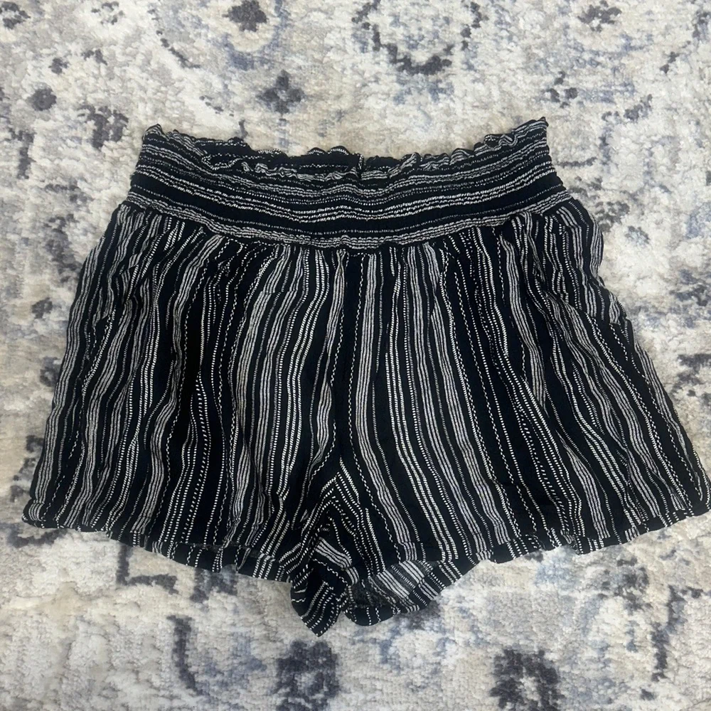 Kingston Grey Women’s Black Striped Smocked Waist Shorts Size Large - Picture 1 of 4
